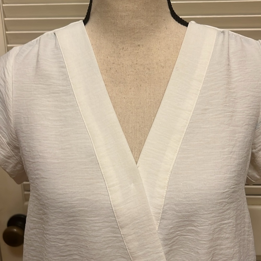 Nine West V Neck Surplice Blouse in White, Size XSmall, EUC - Picture 3 of 17